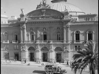 ...e di una camionetta militare che sfreccia davanti al Teatro Petruzzelli...


(F. Alexander Turnbull Library, Welligton, NZ. Ref. DA-04521-F)